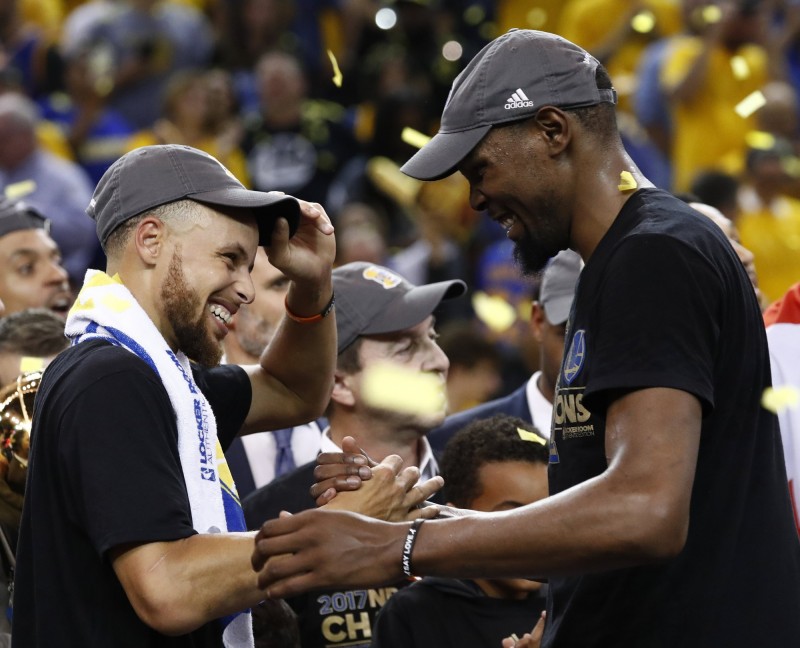 杜蘭特（右）加盟勇士，與柯瑞如願抱回一冠。（資料照，歐新社）