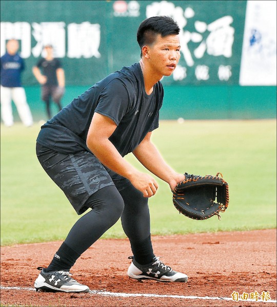 桃猿選秀狀元廖健富昨天隨一軍練球。（記者陳志曲攝）
