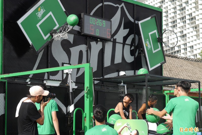 雪碧透心涼貨櫃爭霸戰有360度旋轉籃框，參賽者必須抓準時機出手，難度頗高。（記者卓佳萍攝）