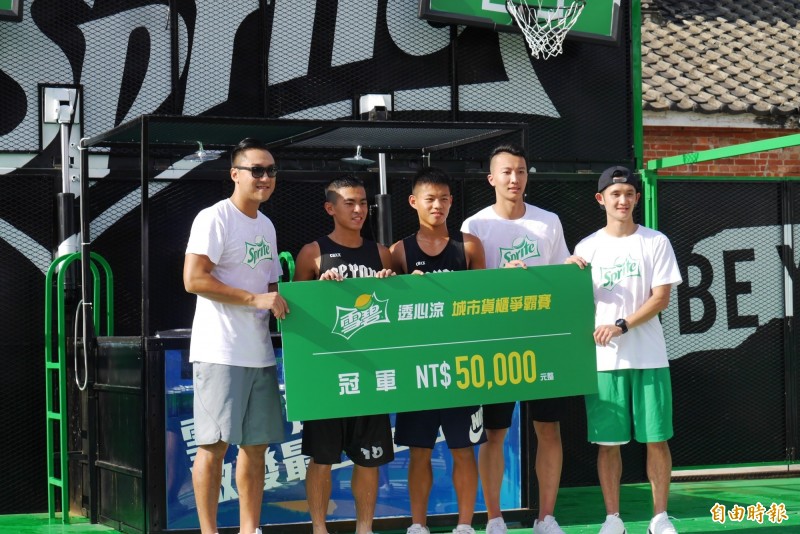 中部球隊劉慎威、許祥恩抱走冠軍與獎金五萬元。（記者卓佳萍攝）