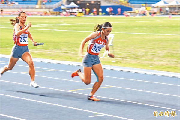 東南國中雙胞胎張秝羚、張秝榕昨在106秋季盃田徑賽國中女子組4×100公尺接力決賽登場。（記者林岳甫攝）