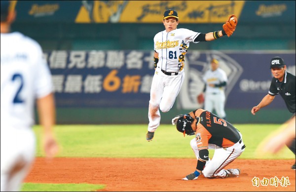 統一獅郭阜林（下）8局時趁機攻上二壘壘包。（記者廖耀東攝）
