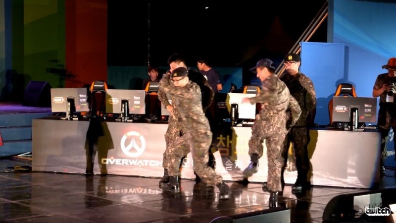 選手賽前秀舞步嗆聲。（取自Twitch）