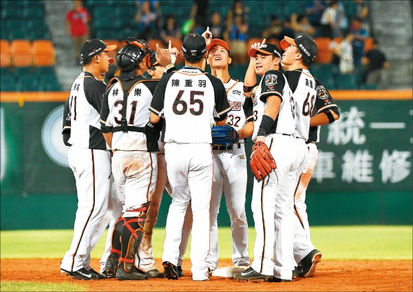 統一獅（見圖）與桃猿，今晚誰能跳起勝利之舞。（資料照）