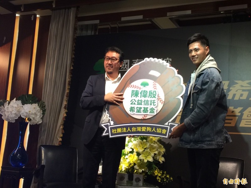 宋家豪季後賽奪二勝，陳偉殷（圖右）今天說，滿看好他的。（記者廖千瑩攝）