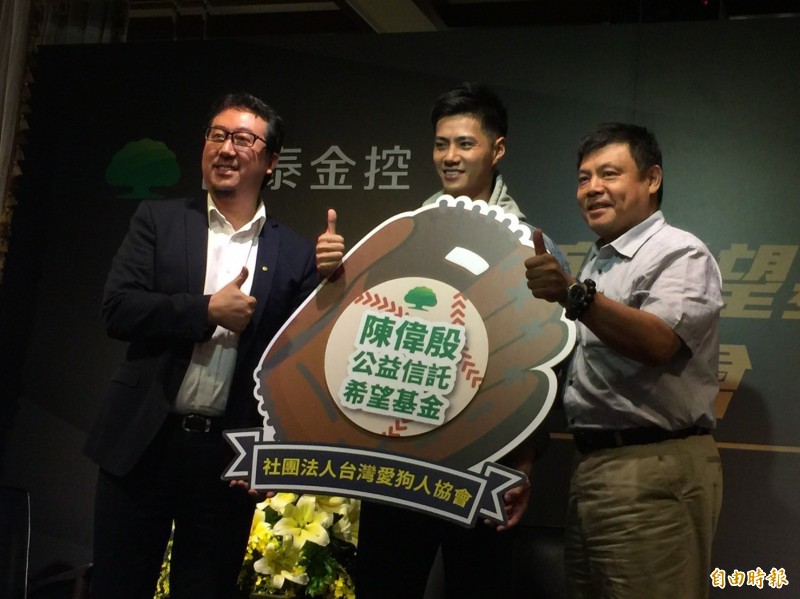 陳偉殷（圖中）今天說，未來退休後想在山上買地養流浪狗。（記者廖千瑩攝）