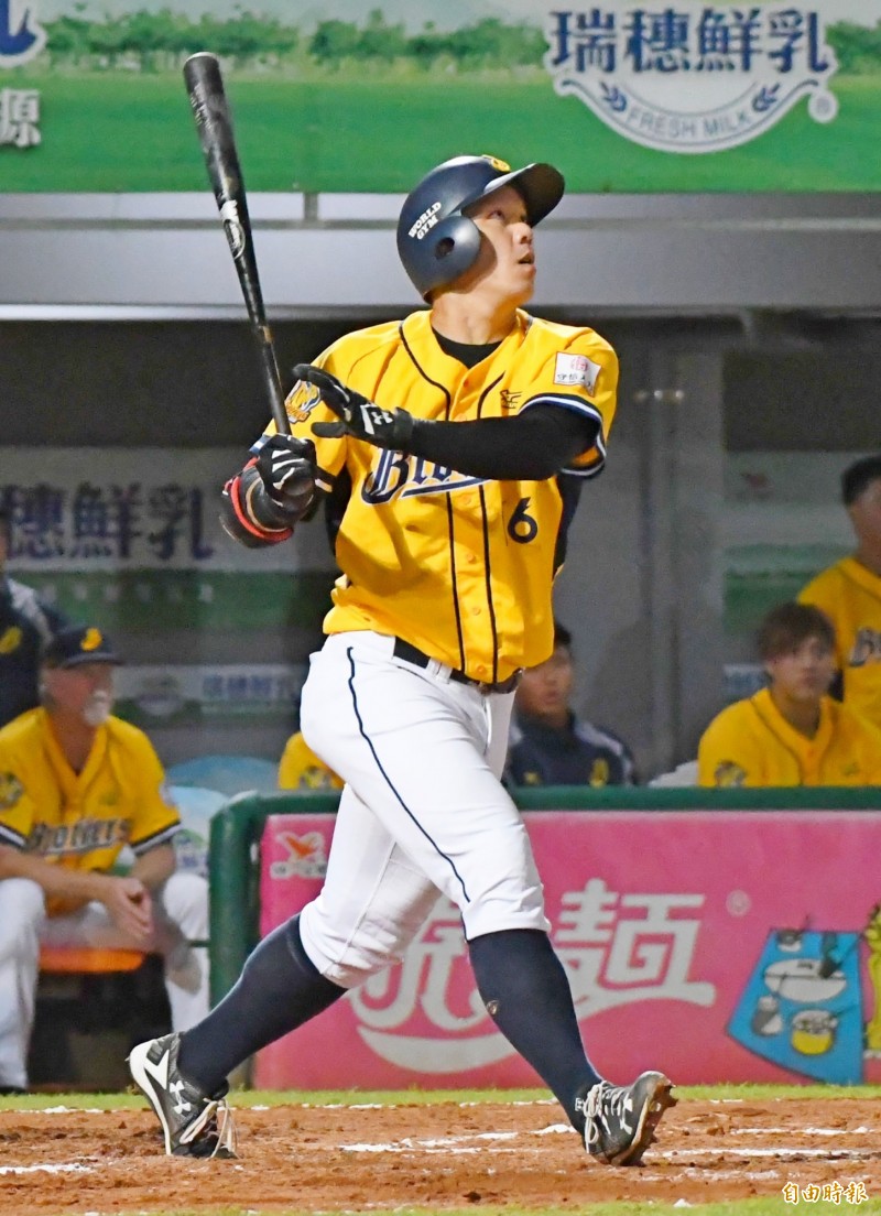中信兄弟打者周思齊在７局上擊出中外野一壘安打。（記者黃志源攝）