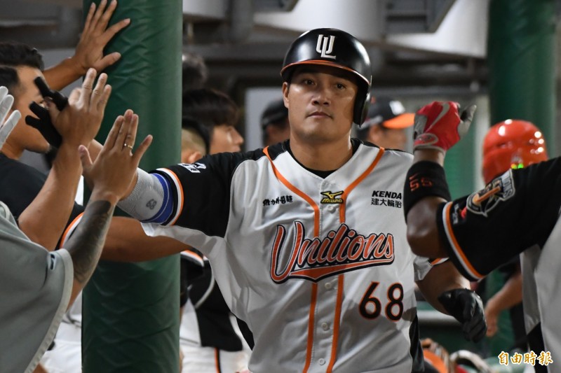 統一獅打者高國慶在７局上擊出左外野方向陽春全壘打。（記者黃志源攝）