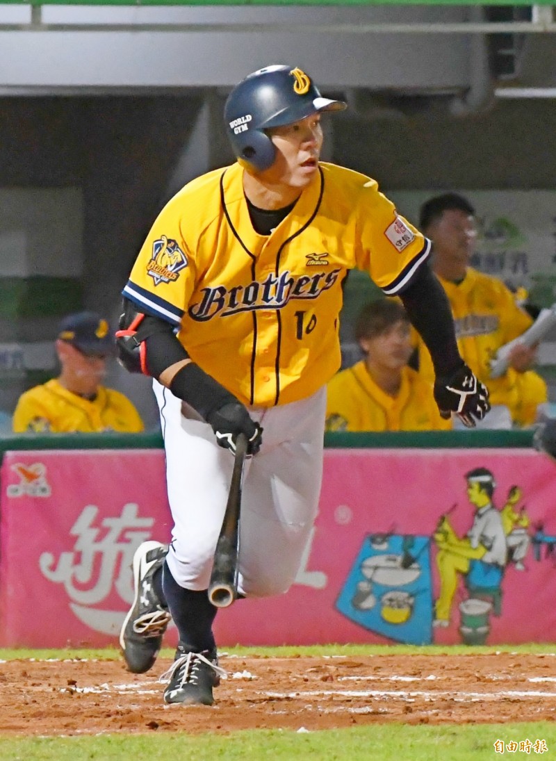 中信兄弟打者周思齊在７局上擊出中外野一壘安打。（記者黃志源攝）