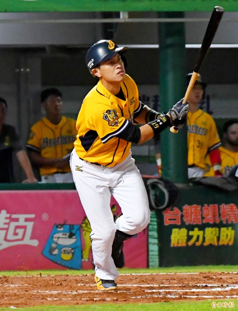 中信兄弟打者吳東融在２局上擊出右外野飛球，右外野手接球失誤，吳東融上二壘。（記者黃志源攝）