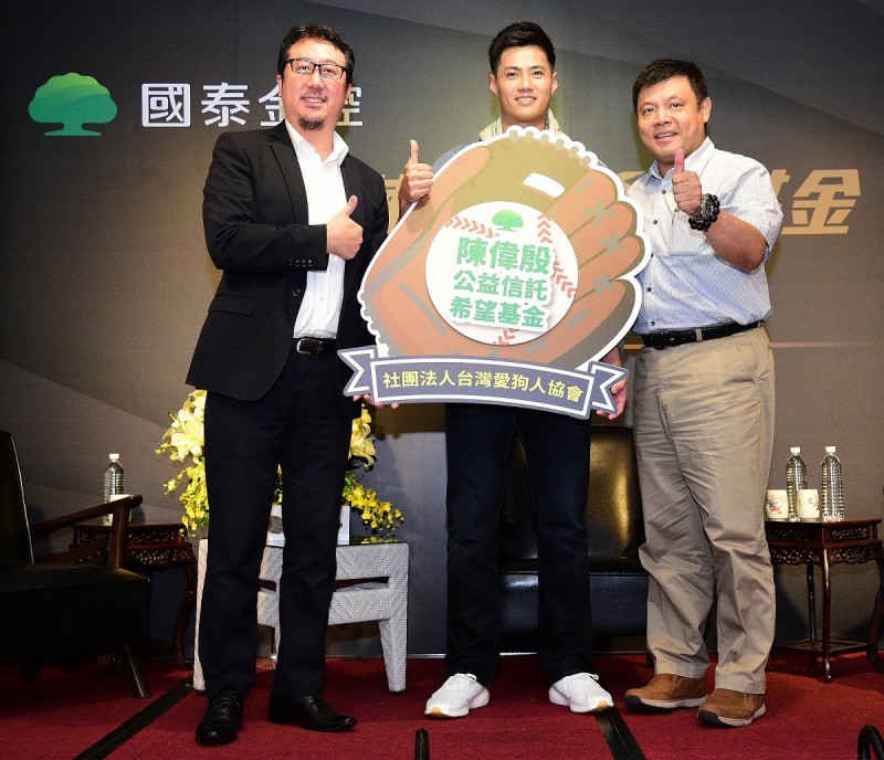 主辦單位國泰金控廖昶超協理（右）與陳偉殷（中）及「美聲主廚」邊中健先生（左）一同出席「陳偉殷希望基金公益記者會」，推廣關懷動物保育，希望喚起大眾動保意識。（大漢集團提供）