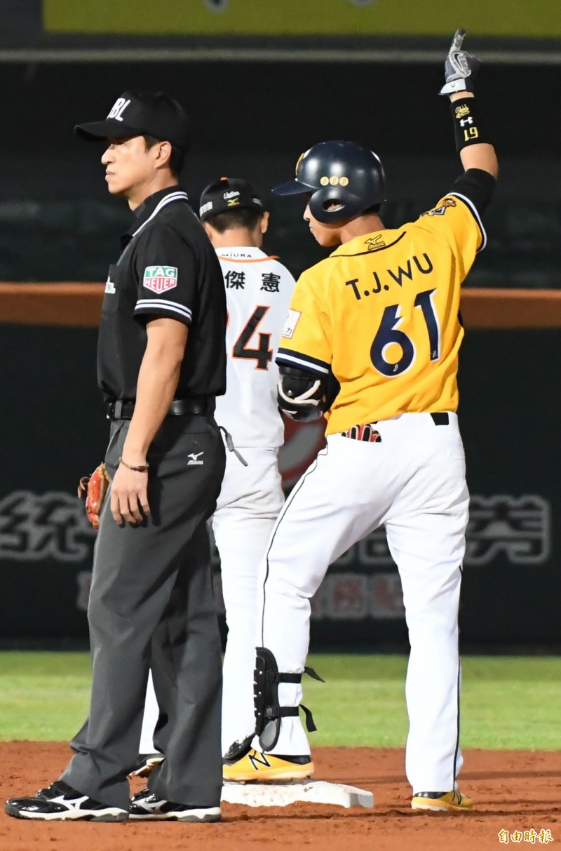 中信兄弟打者吳東融在２局上擊出右外野飛球，右外野手接球失誤，吳東融上二壘。（記者黃志源攝）