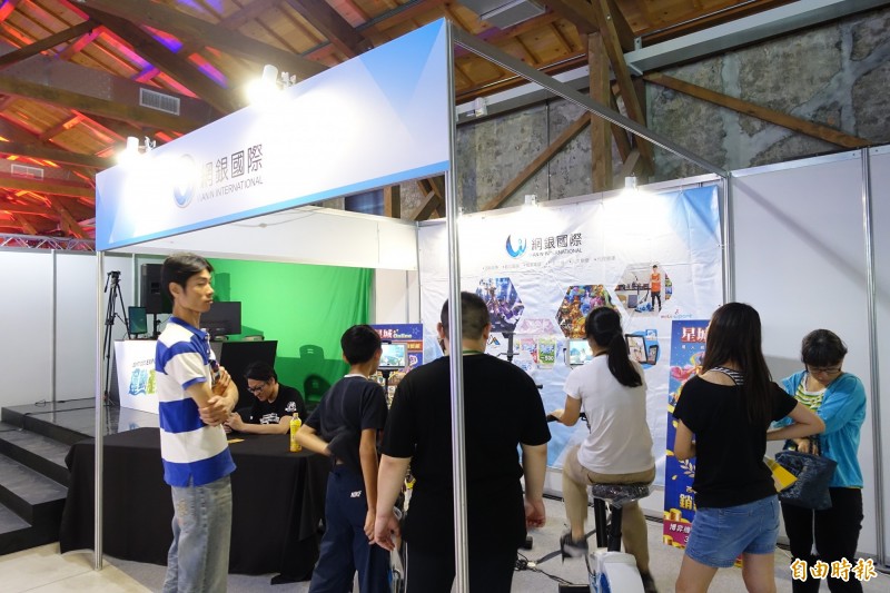 電競館內有許多供民眾體驗項目。（記者陳耀宗攝）