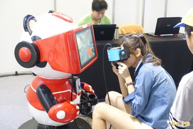 民眾體驗VR設備，十分有趣。（記者陳耀宗攝）