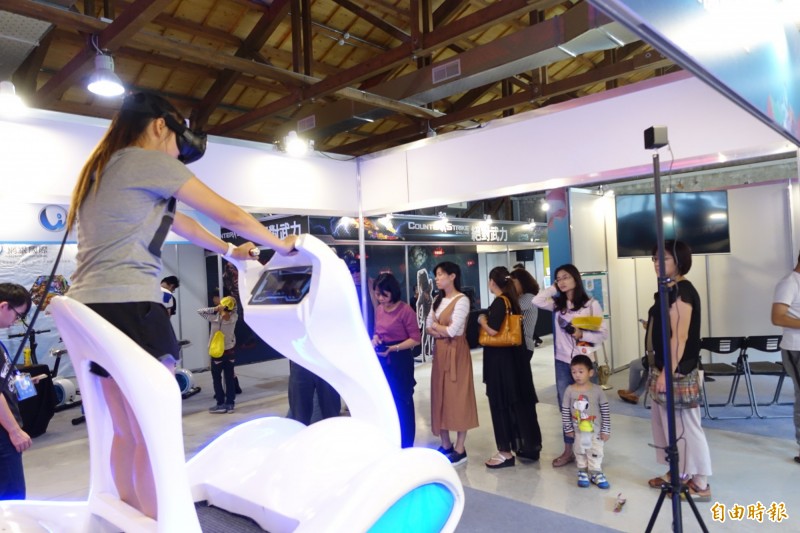 現場更有騎乘式的大型VR設備，也吸引不少民眾排隊體驗。（記者陳耀宗攝）
