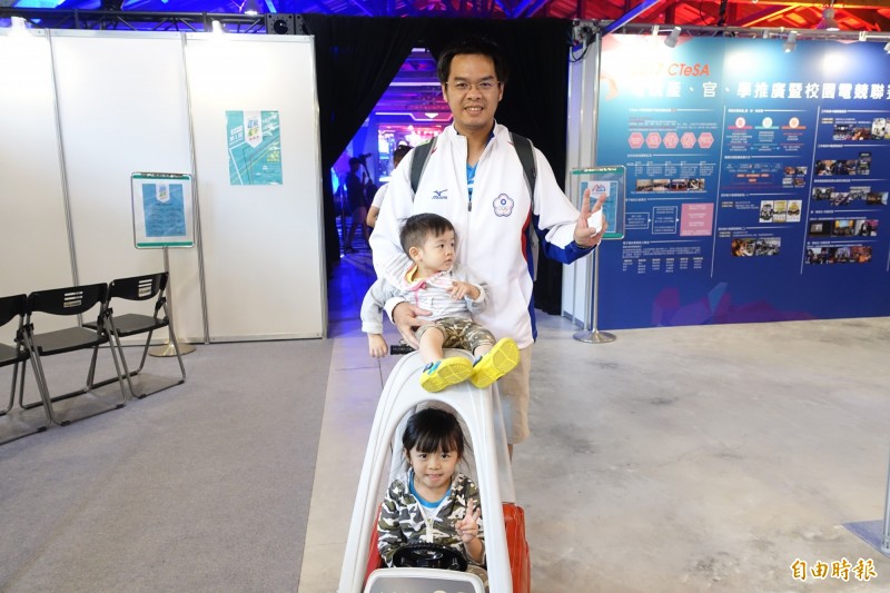 受訪者簡先生有關注日前甫落幕的亞室運。（記者陳耀宗攝）