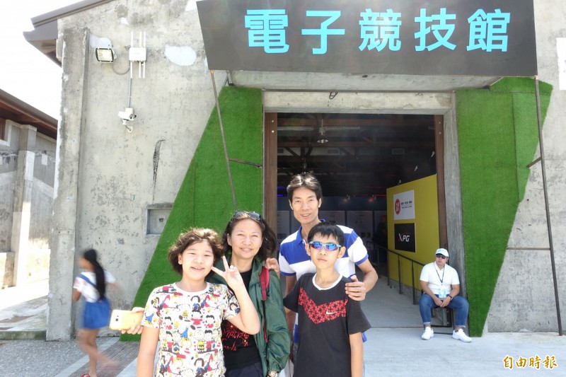 王先生帶著一家四口來前參觀電競館。（記者陳耀宗攝）