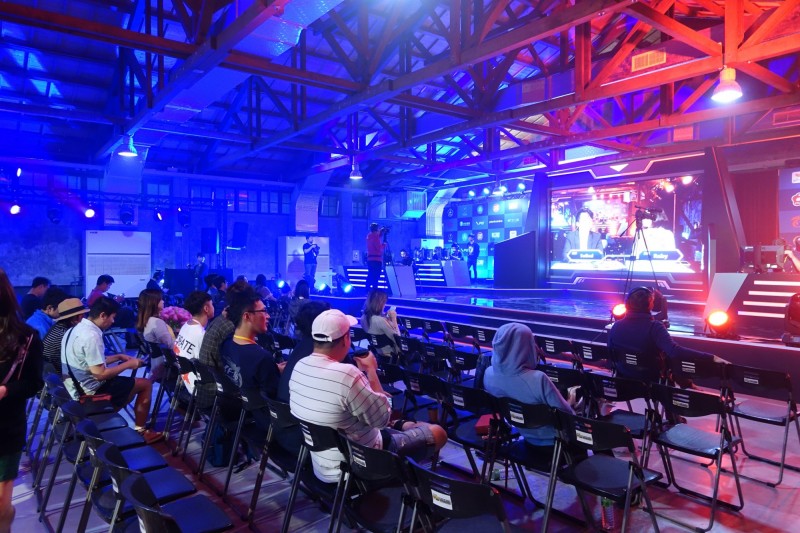 走入「電子競技館」的最後面，可是一個寬敞的電競比賽場地，將做為五項電競賽事的比賽場地。（記者陳耀宗攝）