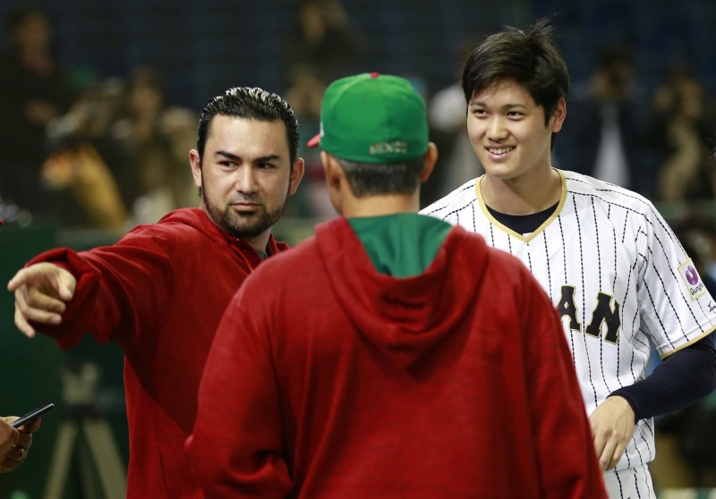 岡薩雷茲（左）在道奇打世界大賽之際跑去義大利。（美聯社）