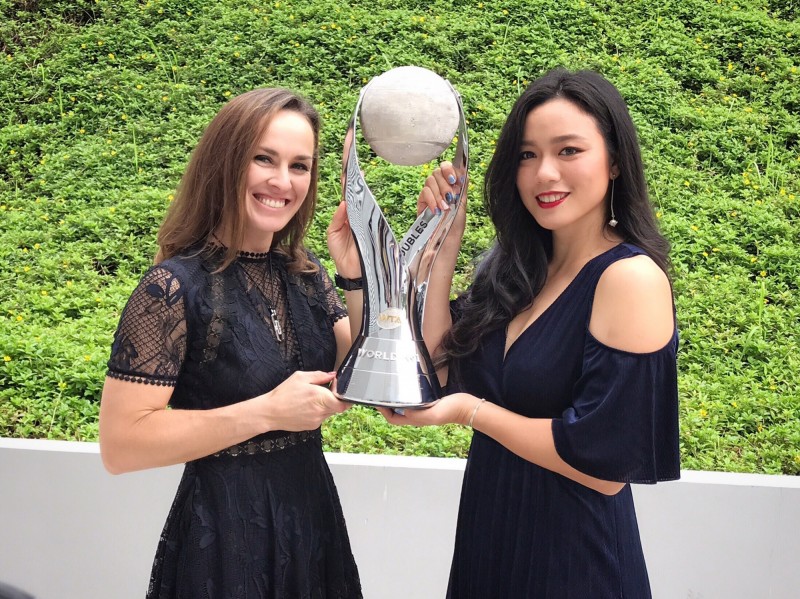 係「金」A！辛吉絲（左起）與詹詠然高舉WTA女雙世界球后獎盃後，今晚還共同領取玫瑰金鑽石戒指。（資料照）