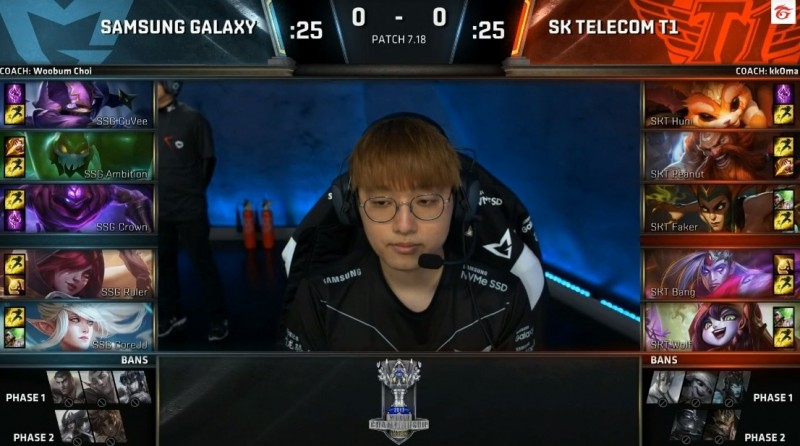 [2]首局SSG先選，選擇凱能（CuVee）、札克（Ambition）、馬爾札哈（Crown）、剎雅（Ruler）與珍娜（CoreJJ）；SKT則是吶兒（Huni）、古拉格斯（Peanut）、卡莎碧雅（Faker）、法洛士（Bang）與露露（Wolf）。（取自Twitch）