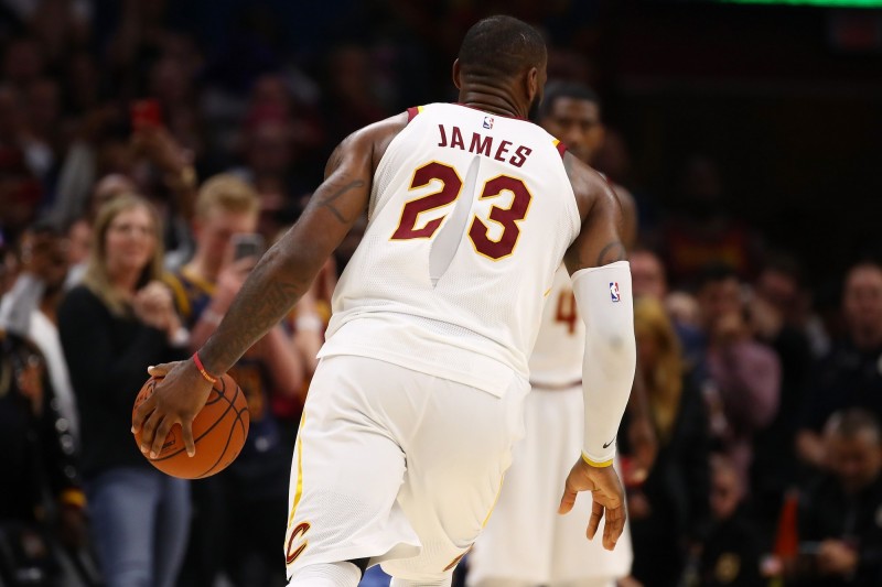 NBA開季後「破球衣」事件屢見不鮮。（法新社）