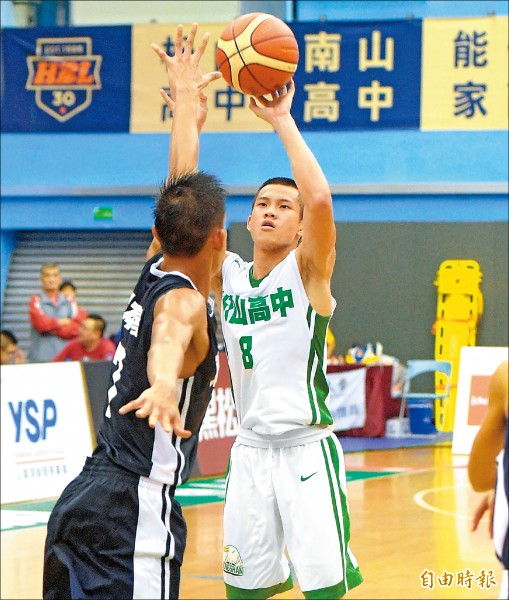 松山靠林勵（右）的「三分打」，以1分險勝東泰。（記者黃耀徵攝）