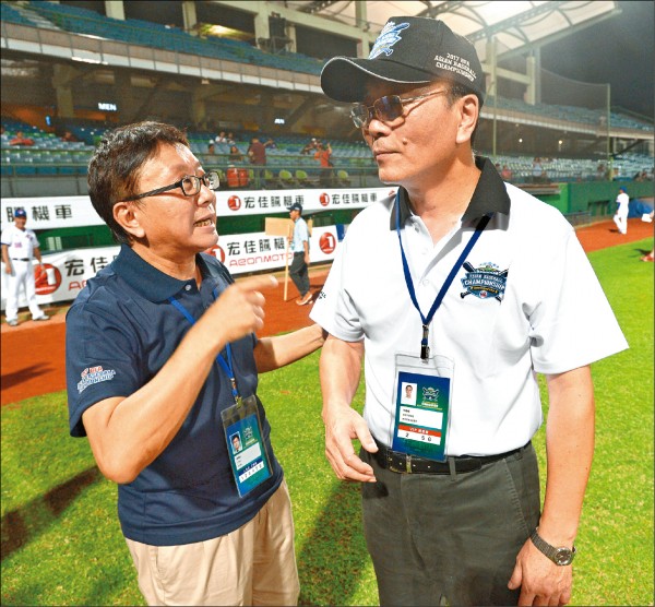 體育署長林德福(右)和棒協秘書長林宗成(左),須加快確認奧運棒球組訓賽。(資料照) 體育署長林德福(右)和棒協秘書長林宗成(左),須加快確認奧運棒球組訓賽。(資料照)