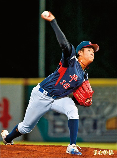 平鎮高中古林睿煬昨先發5局無失分,率隊連續3年打進黑豹旗冠軍戰。(記者羅沛德攝) 平鎮高中古林睿煬昨先發5局無失分,率隊連續3年打進黑豹旗冠軍戰。(記者羅沛德攝)
