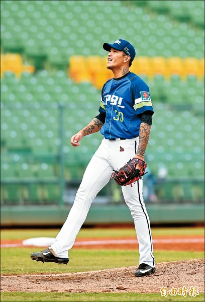 陳敏賜中繼2.1局失1分,拿下勝投和單場MVP。
(記者廖耀東攝) 陳敏賜中繼2.1局失1分,拿下勝投和單場MVP。
(記者廖耀東攝)