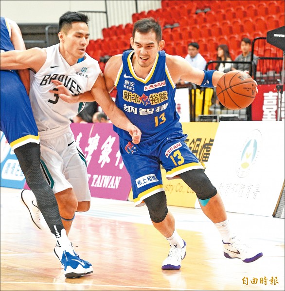 裕隆呂政儒（右）運球閃過勇士張宗憲，裕隆本土一哥此役貢獻24分。（記者陳志曲攝）