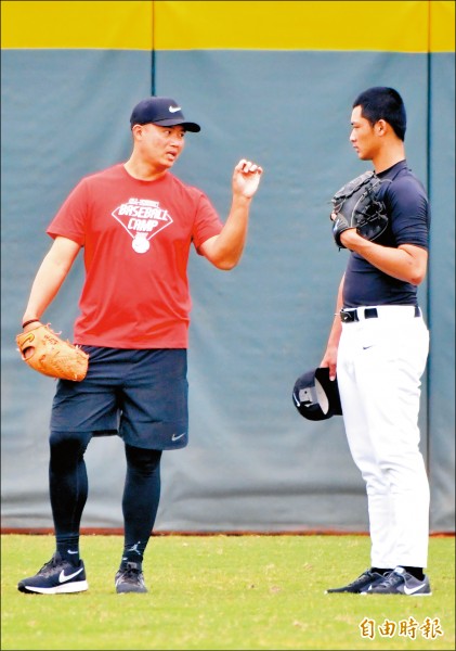 中信鄭錡鴻（左）認為高中生除了把球速練起來，防護也很重要。（記者黃志源攝）