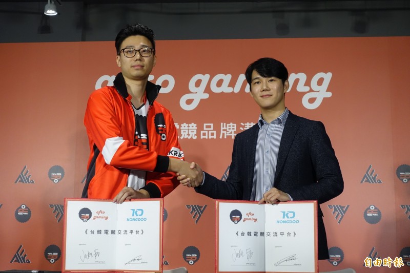 普儸電競創辦人暨執行長符景翔與南韓電競娛樂公司KONGDOO CEO徐庚鐘簽署合作。（記者陳耀宗攝）