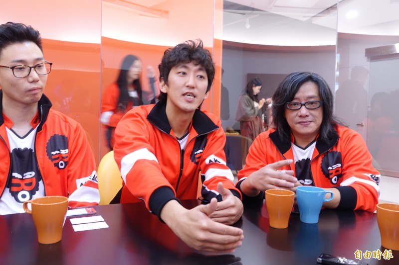 在台灣電競協會理事長施文彬（右）牽線下，崔宰源（中）與符景翔（左）的電競夢終於實現。（記者陳耀宗攝）