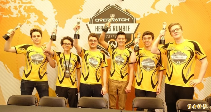 SWFC全員高舉獎盃。（記者陳耀宗攝）