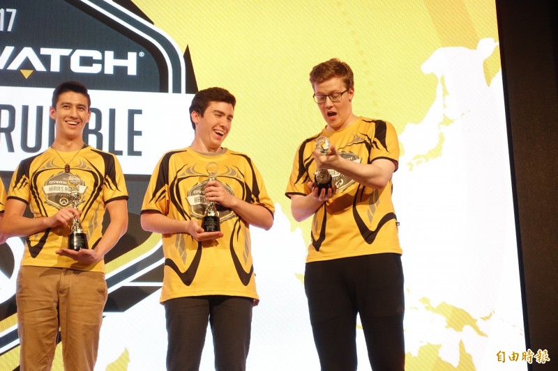 Mangachu似乎超愛這座獎盃。（記者陳耀宗攝）