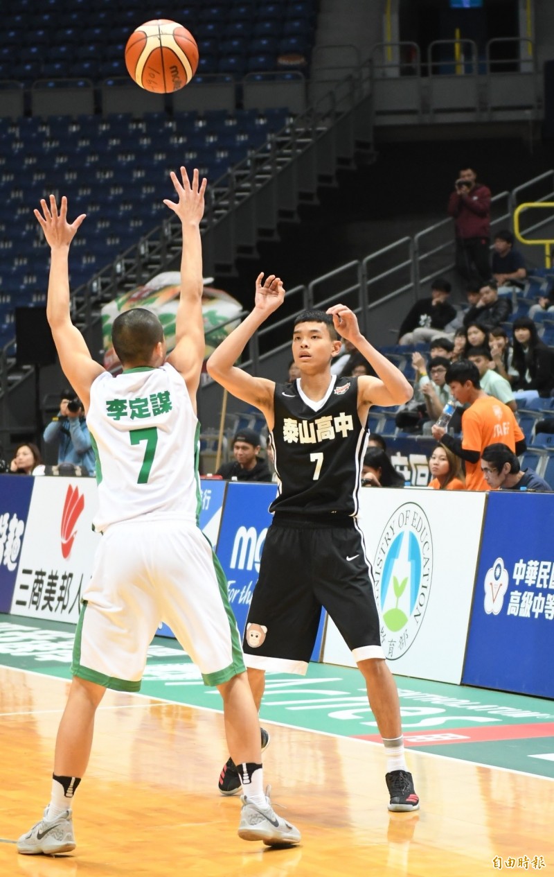 泰山高中陳俊男傳球助攻。（記者黃志源攝）