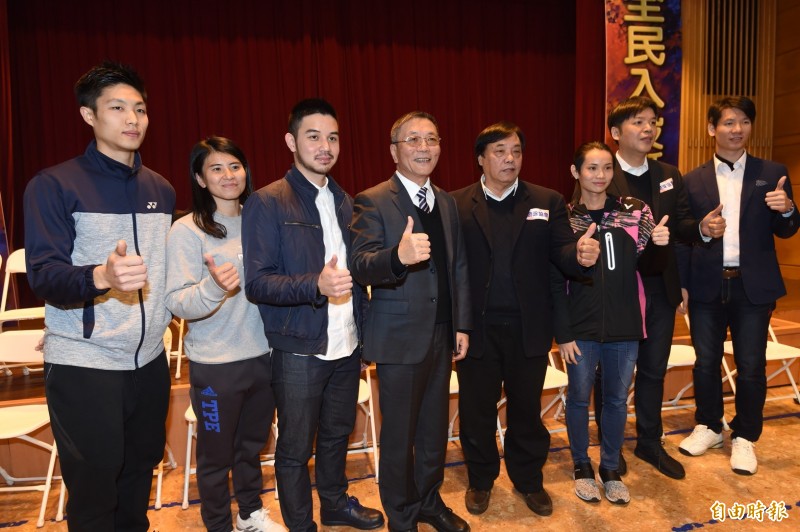 體育署協會預報名成果，署長林德福與選手戴資穎、周天成、唐聖捷、楊金桂及協會代表出席。（記者簡榮豐攝）