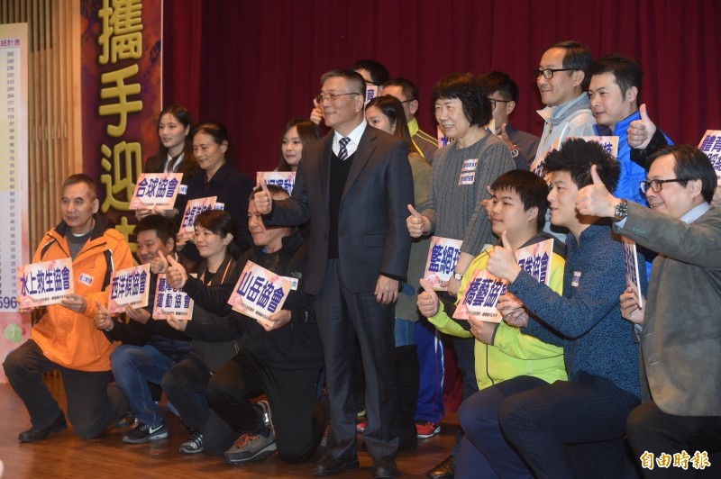 體育署協會預報名成果，署長林德福與選手戴資穎、周天成、唐聖捷、楊金桂及協會代表出席。（記者簡榮豐攝）
