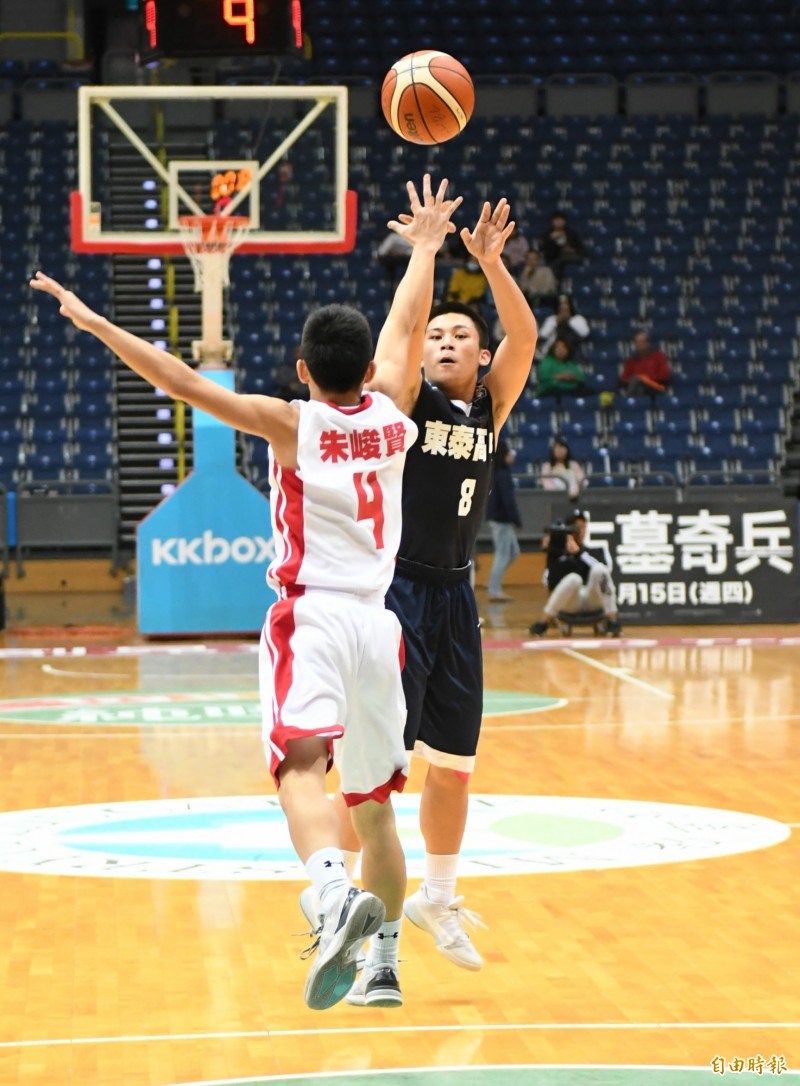 東泰高中賴柏彥３分線外投籃。（記者黃志源攝）