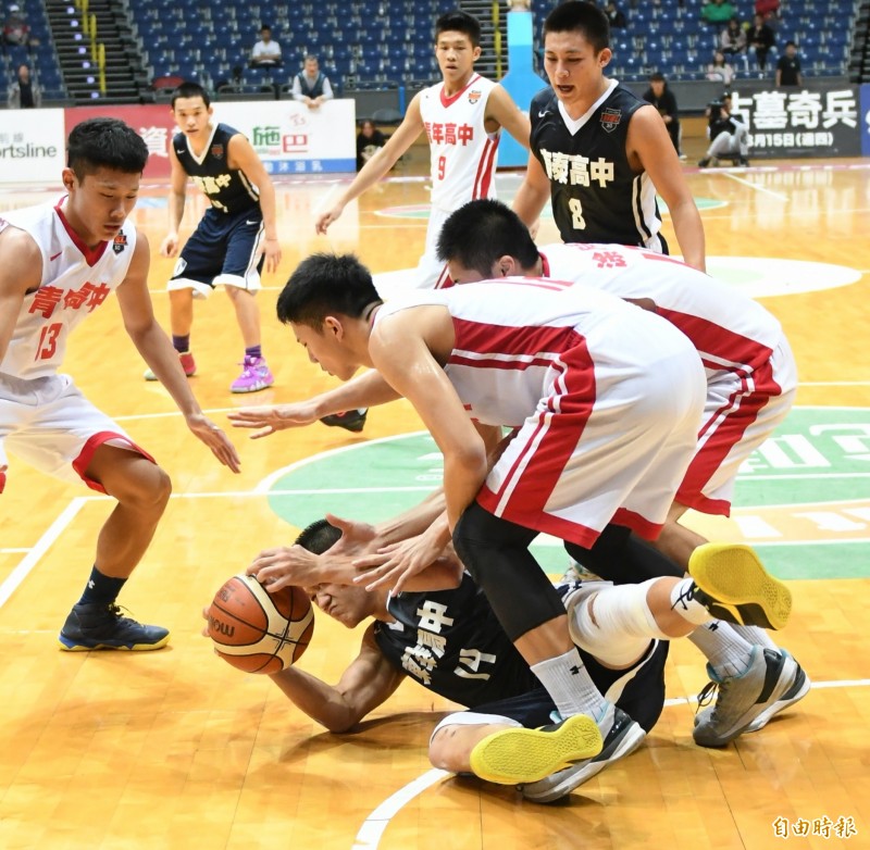 東泰高中與青年高中球員爭搶籃板球。（記者黃志源攝）