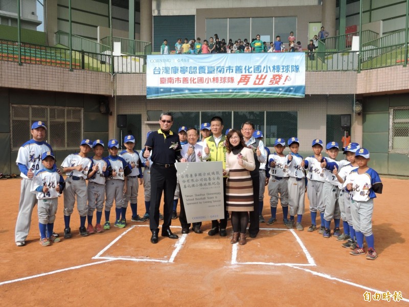 善化國小棒球隊受到企業認養，五年百萬，希望能重振善化棒球的招牌。（記者黃文瑜攝）