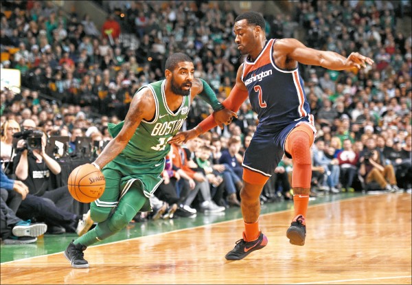 東部兩大控衛昨碰頭，沃爾（右）的表現略勝厄文（左）一籌。（今日美國）