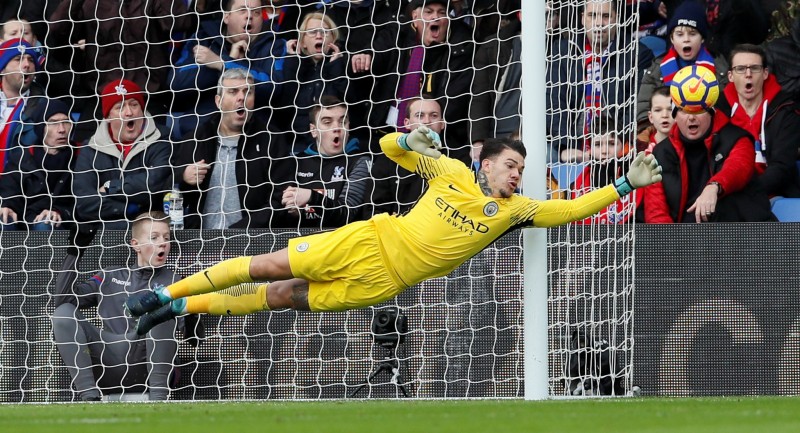 曼城門將艾德森（Ederson Moraes）神勇擋出12碼球。
