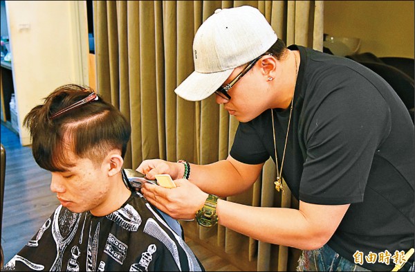 李奇勳揮別籃壇，變身手法俐落的髮型設計師。（記者林岳甫攝）