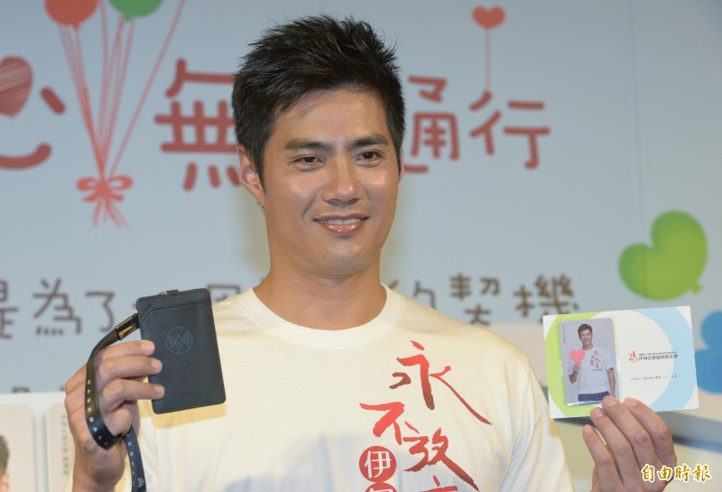 旅美球星陳偉殷4日擔任任伊甸公益大使 ，發行「陳偉殷一卡通公益卡」，幫助遲緩兒「慢飛天使」早期療育服務。（記者張嘉明攝）