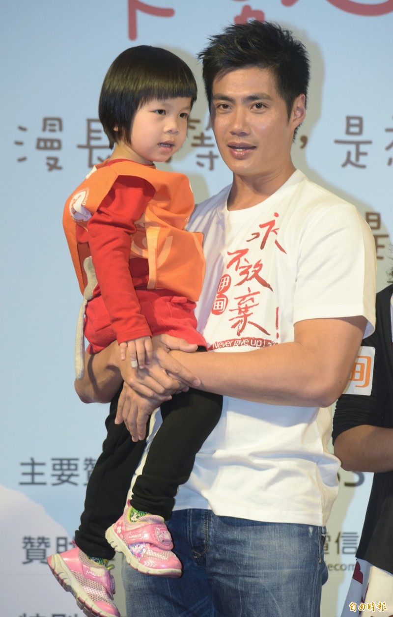 旅美球星陳偉殷4日擔任任伊甸公益大使 ，發行「陳偉殷一卡通公益卡」，並抱起「慢飛天使」琦琦，歡樂互動。（記者張嘉明攝）