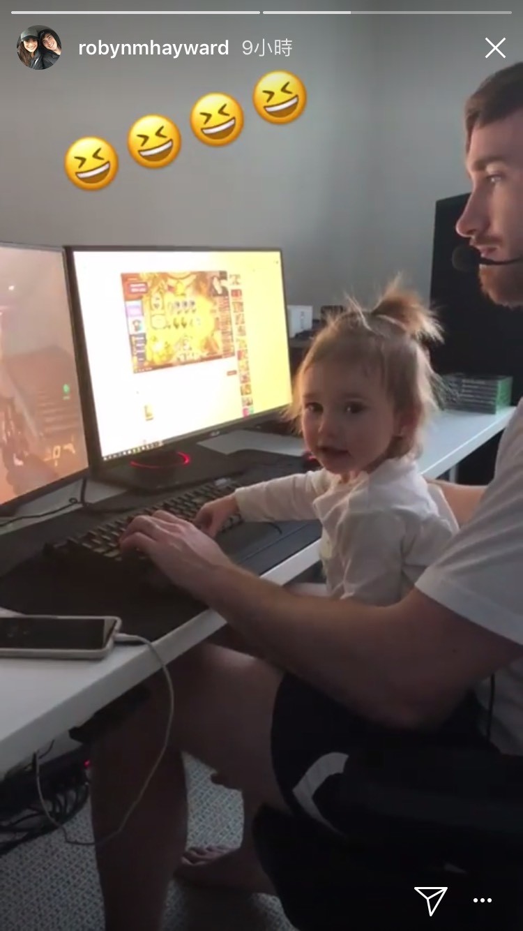 NBA波士頓塞爾提克隊明星前鋒海沃德與女兒一起打電玩。（翻攝自Robyn Hayward Instagram）