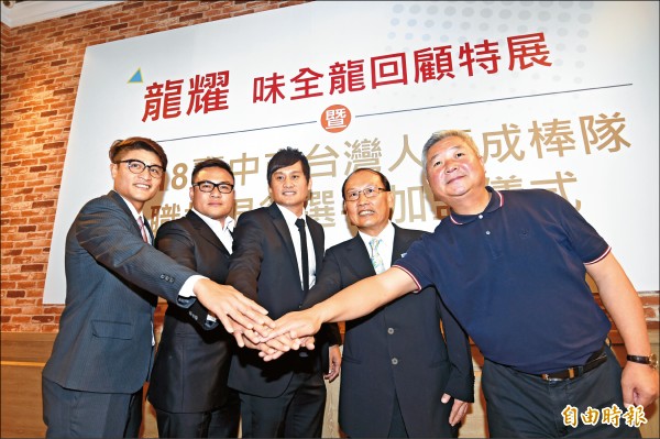楊承駿(左起)、鄭達鴻、林英傑加盟台中市台灣人壽成棒隊,由副領隊廖豊民(右二)、總教練廖剛池(右一)領軍。(記者廖耀東攝) 楊承駿(左起)、鄭達鴻、林英傑加盟台中市台灣人壽成棒隊,由副領隊廖豊民(右二)、總教練廖剛池(右一)領軍。(記者廖耀東攝)