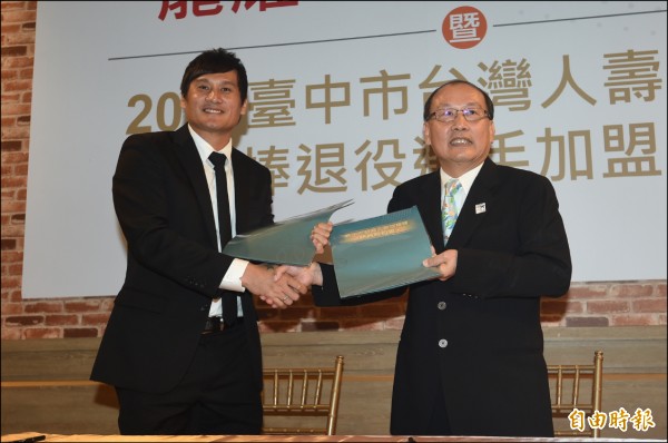 林英傑(左)加盟台灣人壽成棒隊。(記者廖耀東攝) 林英傑(左)加盟台灣人壽成棒隊。(記者廖耀東攝)